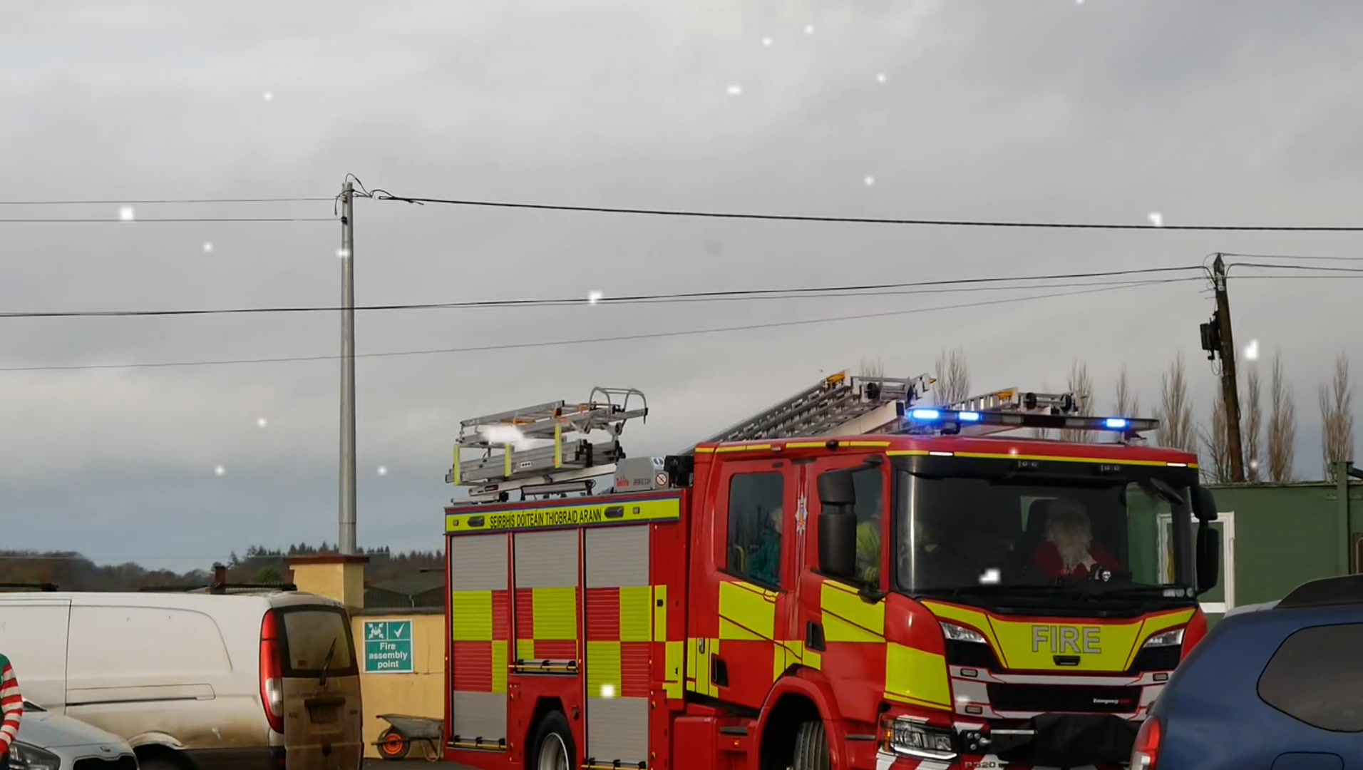 Huge thanks to the Roscrea Fire Service for giving Santa a lift to Roscrea RF…